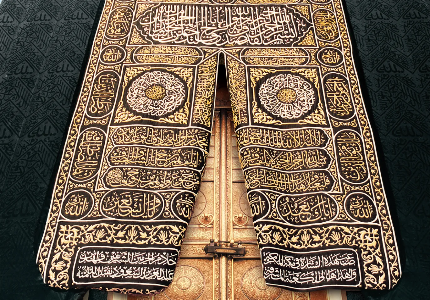 Die goldene Tür der Kaaba mit arabischer Kalligrafie