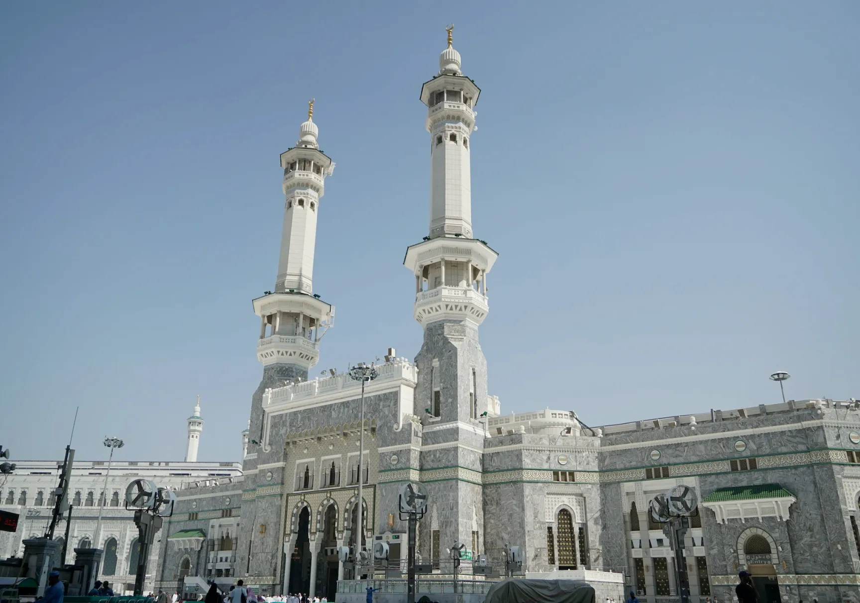 Eingang der Masjid al-Haram in Mekka unter blauem Himmel