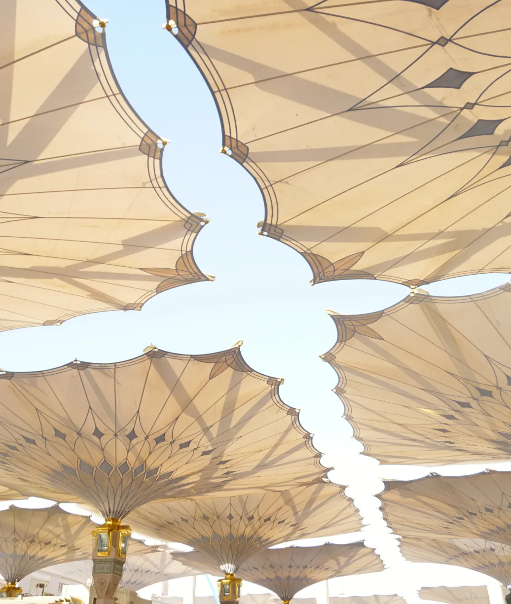 Großer weißer Sonnenschirm mit goldenen Ornamenten auf dem Vorplatz