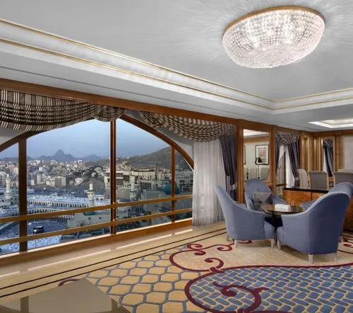 Luxuriöses Hotelzimmer mit Panoramafenster und Blick über die Stadt