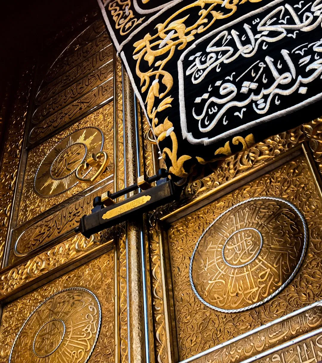 Die goldene Tür der Kaaba mit arabischer Kalligrafie